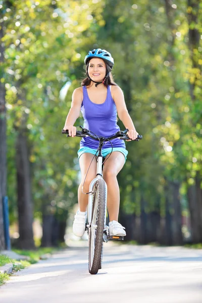 Meisje paardrijden een fiets buitenshuis — Stockfoto