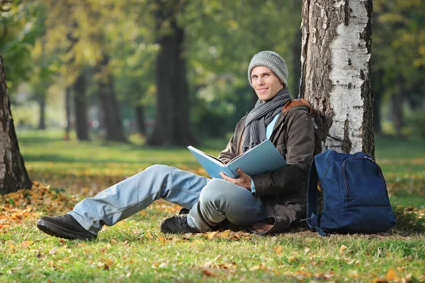 Livre de lecture étudiant dans le parc — Photo