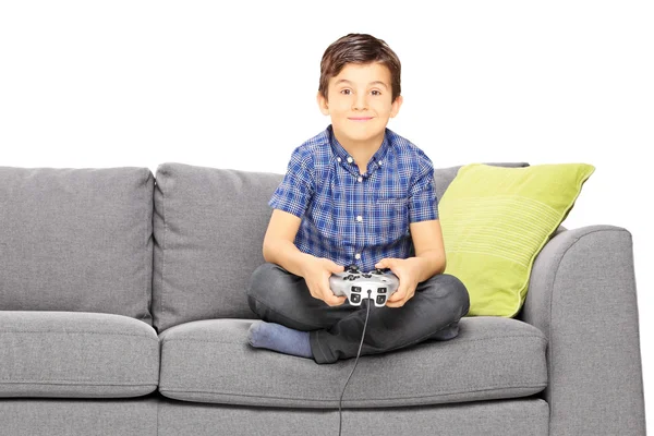 Niño en un sofá jugando videojuego —  Fotos de Stock