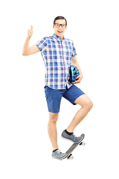 Guy permanent op skate board — Stockfoto