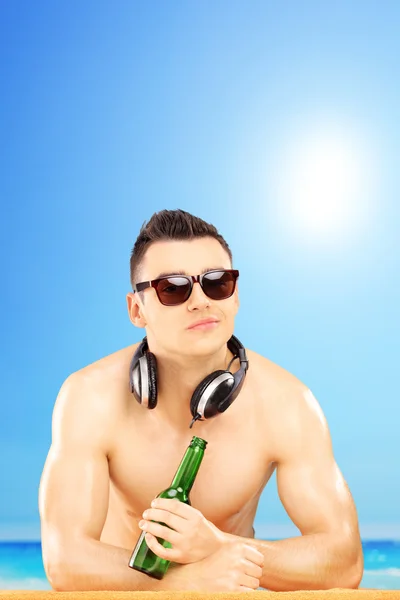 Guy with headphones drinking beer — Stock Photo, Image