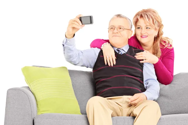 Man en vrouw nemen van foto's van zichzelf — Stockfoto