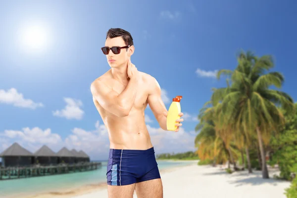 Guy zetten zonnebrandcrème — Stockfoto