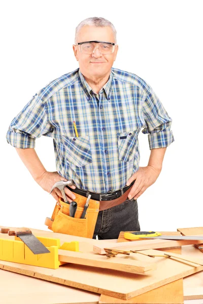 Masculino carpinteiro de pé atrás de trabalho mesa — Fotografia de Stock