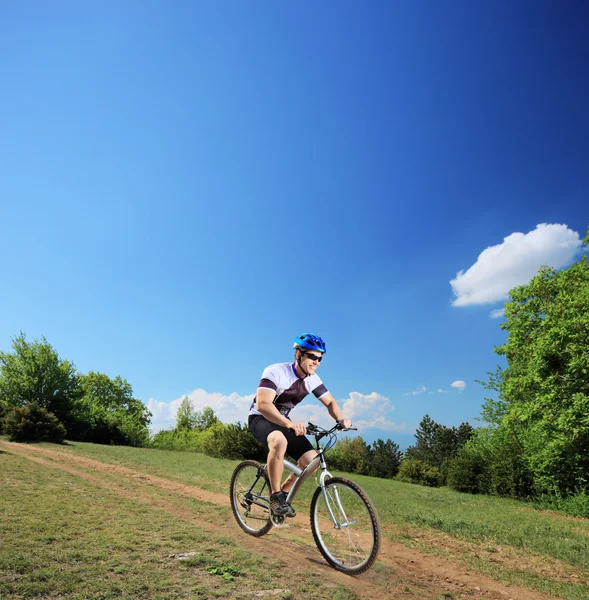 Bicyclist riding mountain bike — Stock Photo, Image