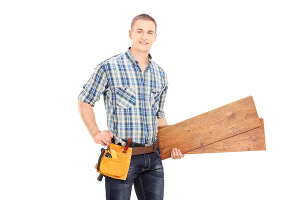 Carpinteiro segurando par de pranchas — Fotografia de Stock