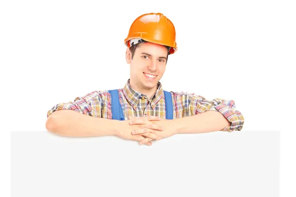 Trabajador de construcción detrás del panel —  Fotos de Stock