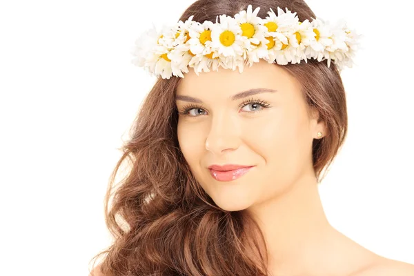 Female with daisy hair wreath — Stock Photo, Image