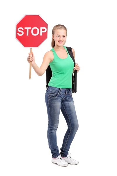 Frau hält Verkehrszeichen an — Stockfoto