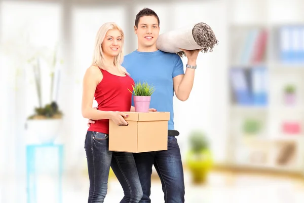 Male and female holding moving box — Stock Photo, Image