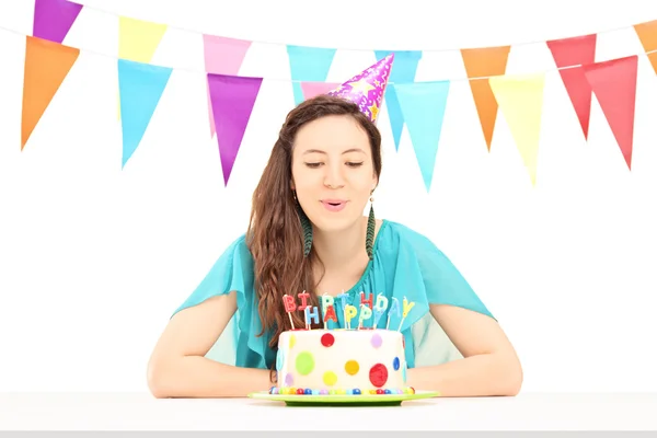 Femmina di compleanno con cappello partito — Foto Stock