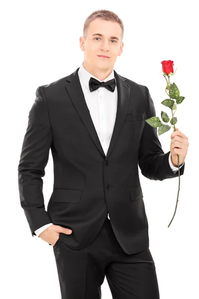 Homme bien habillé tenant une rose rouge — Photo