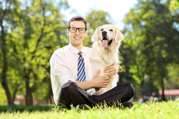 Sorrindo macho abraçando seu cão — Fotografia de Stock