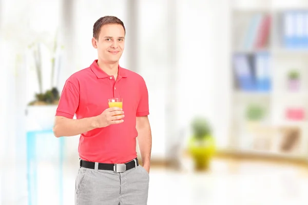 Homem posando com vidro de suco — Fotografia de Stock