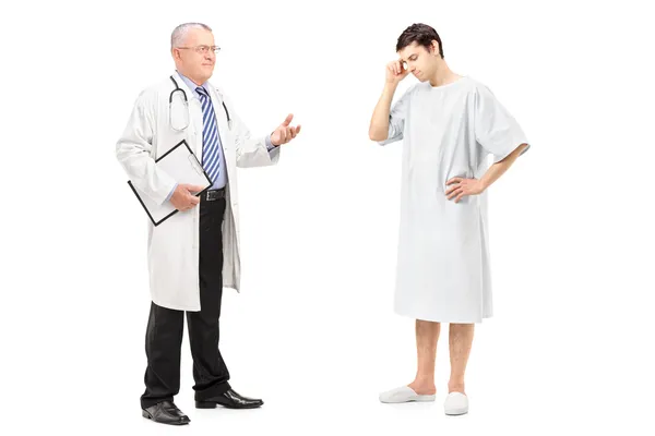 Health specialist talking to patient — Stock Photo, Image