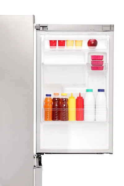 Открытый холодильник, полный здоровой пищи — стоковое фото