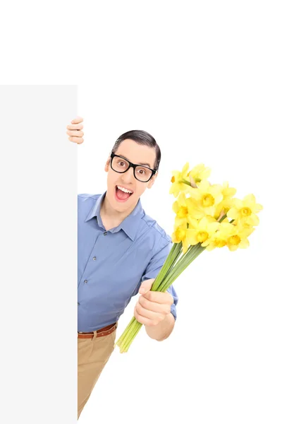 Homem segurando flores — Fotografia de Stock