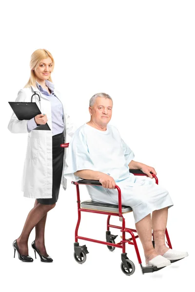Doctor next to patient in wheelchair — Stock Photo, Image