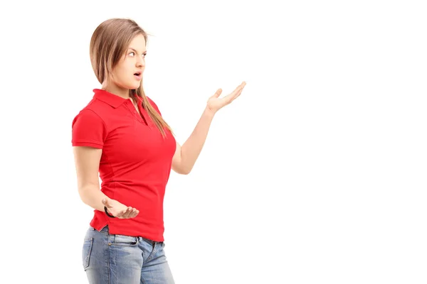 Mujer tratando de dar explicación — Foto de Stock