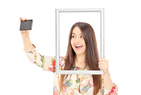 Vrouw neemt een selfie — Stockfoto