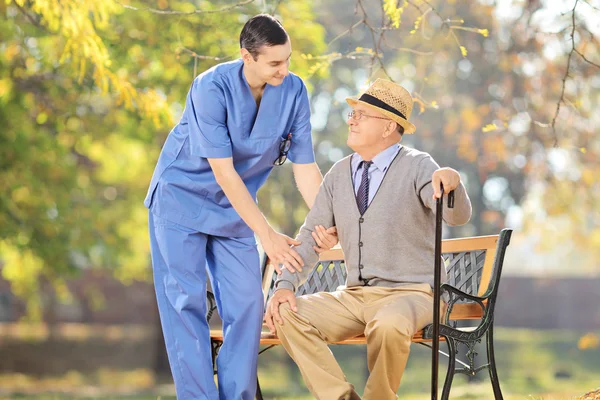 Professionnel de la santé parler avec un homme âgé — Photo