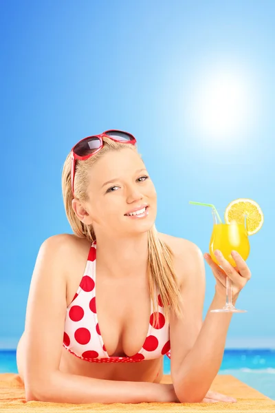 Donna in bikini con in mano un cocktail — Foto Stock