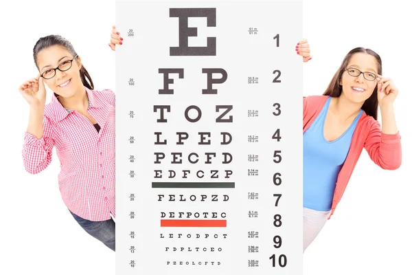 Tienermeisjes achter gezichtsvermogen test — Stockfoto
