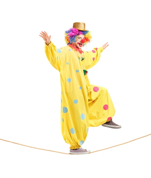 Mannelijke clown lopen op touw — Stockfoto