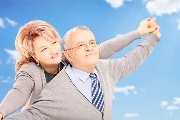 Liebendes Paar mittleren Alters — Stockfoto