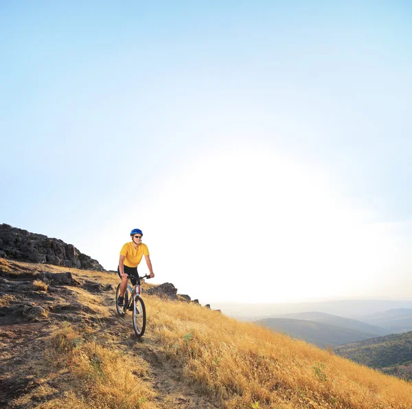 Чоловік їде на гірському велосипеді — стокове фото