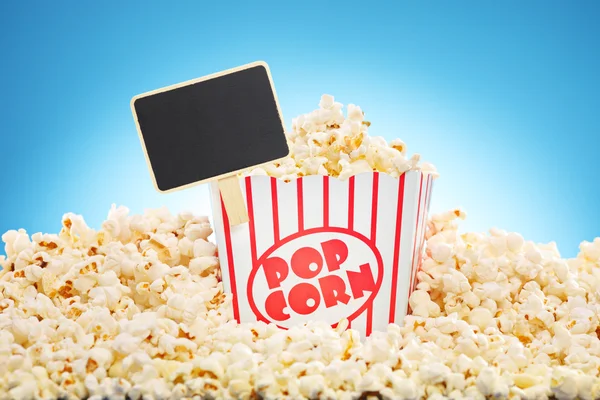 Popcorn im Karton quillt über — Stockfoto