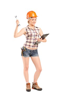 bir İngiliz anahtarı tutan kadın makinist 