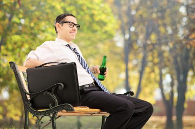 bira holding ve rahatlatıcı bir adam