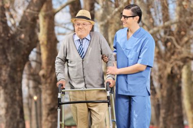 tıbbi profesyonel yardım yaşlı