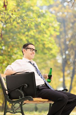 parkta mola rahat iş adamı