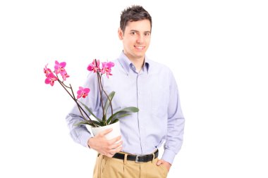 genç adam bir saksı holding 