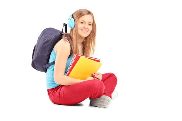 Hermosa estudiante con mochila — Foto de Stock