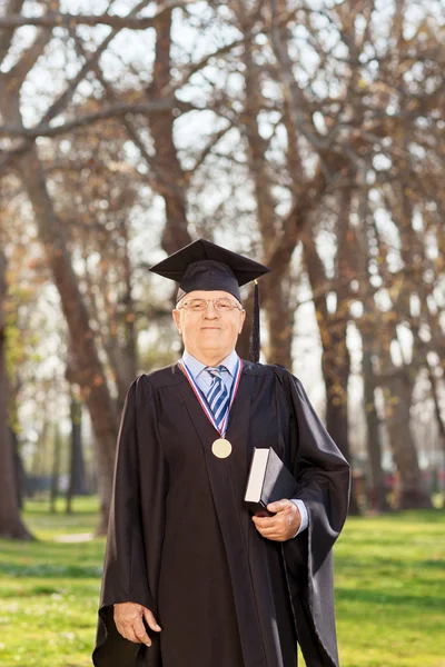 College decaan bedrijf boek buitenshuis — Stockfoto