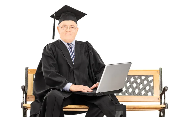 College hoogleraar die op laptop werkt — Stockfoto