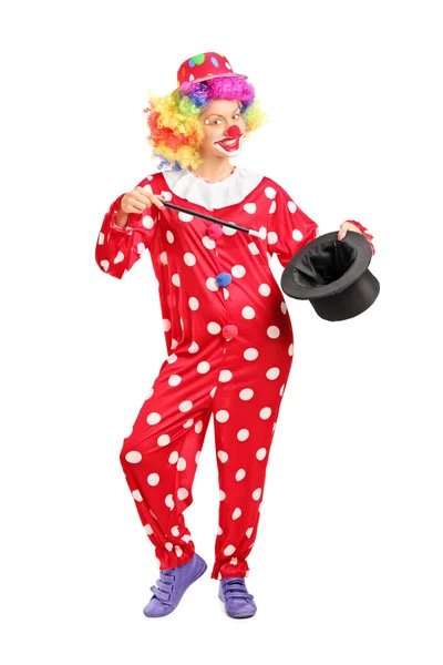 Vrouwelijke clown houden de hoed van een goochelaar — Stockfoto