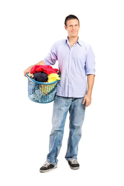 Homem segurando cesta de roupa — Fotografia de Stock