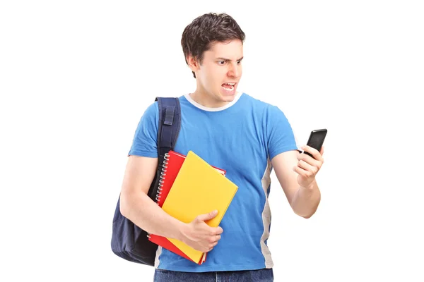 Estudante olhando para o telefone celular — Fotografia de Stock