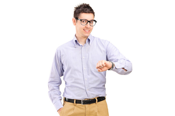 Молодой человек смотрит на время
