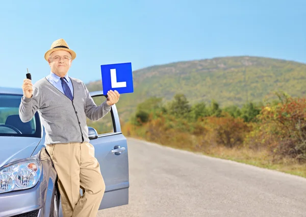 Senior posiert auf seinem Auto — Stockfoto