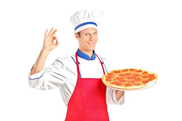 Chef di sesso maschile che tiene una pizza — Foto Stock