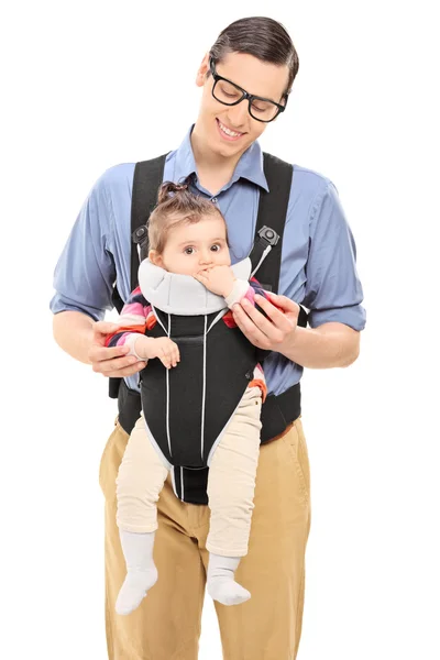 Mann trägt süßes Baby-Mädchen — Stockfoto