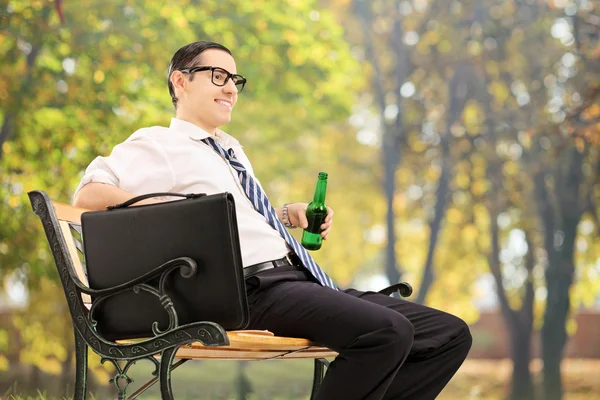 Muž držel pivo a relaxaci — Stock fotografie