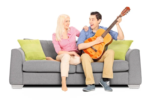 Чоловік грає на гітарі з дівчиною — стокове фото