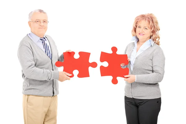 Couple holding pieces of puzzle — Stock Photo, Image