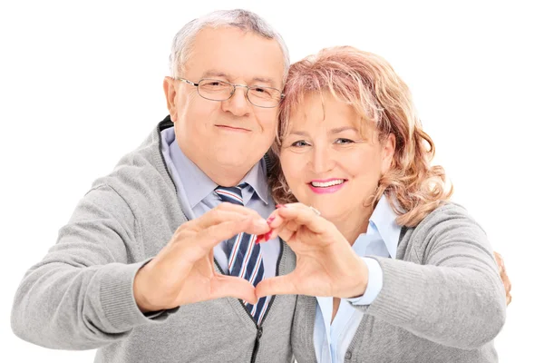 Couple mature faisant coeur — Photo